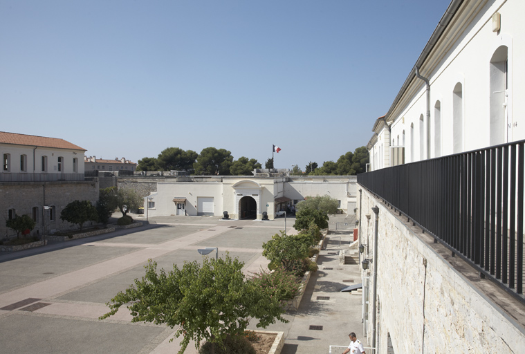 Place d'armes vue du nord-est, revers du front d'entrée et ailes des casemates.
