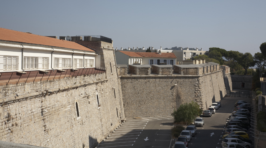 Courtine sud (2-3) et flanc droit du bastion 3, vus du sud-ouest.