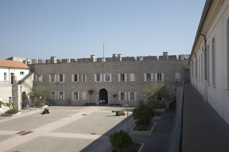 Façade du cavalier sur place d'armes, vue du chemin de ronde sur casemates sud.