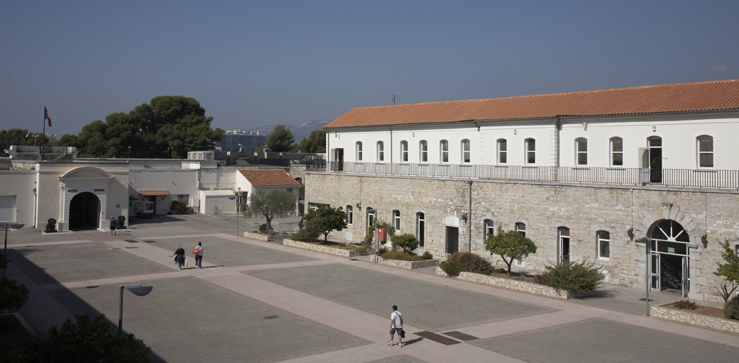Façade sur place d'armes de l'ancien pavillon d'entrée et de l'aile nord des casemates.