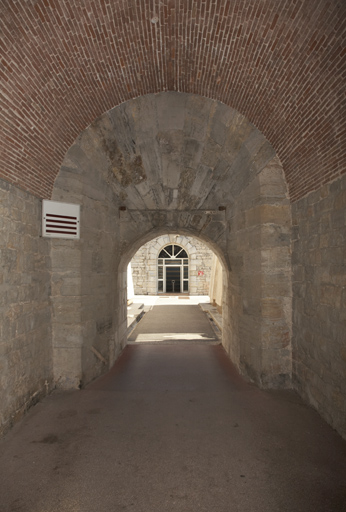Passage dans le cavalier vers la "corne" est, voûte et arrière-voussure de la porte est.