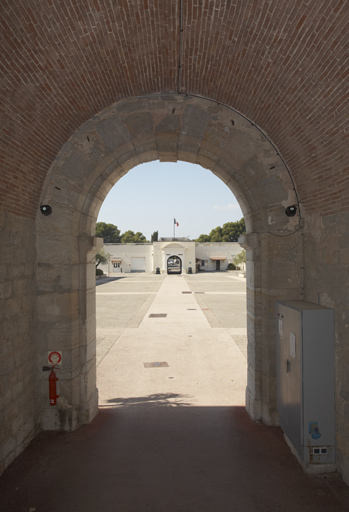 Passage dans le cavalier vers la "corne" est, arrière-voussure de la porte vers la place d'armes.