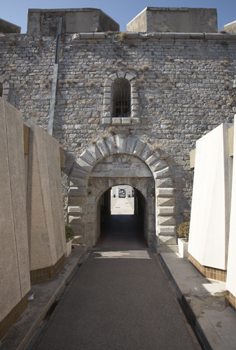 Façade postérieure et porte est du cavalier vers la "corne".