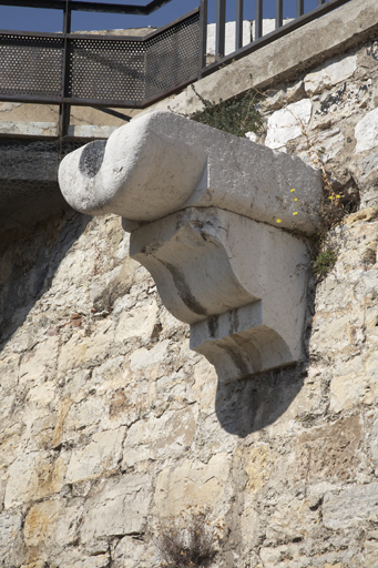 Goulotte au-dessus et au nord du fossé intérieur entre le cavalier et la "corne"