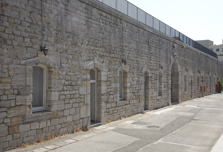 Façade des casemates de la courtine de la "corne" et issue de la poterne est.