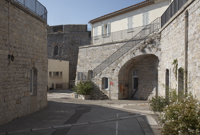 Casemates et escalier du flanc gauche du bastion 1, façade postérieure du cavalier.