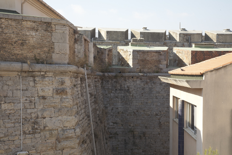 Face et flanc gauche du bastion 2, courtine est à l'avant-plan du parapet d'artillerie du cavalier.