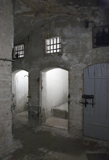 Souterrains de la branche nord des casemates : façade et portes de cachots.