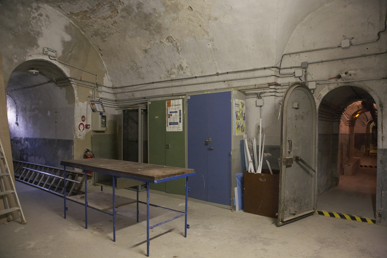 Souterrains du cavalier, casemate nord, sa fenêtre et corridor en enfilade des autres casemates.