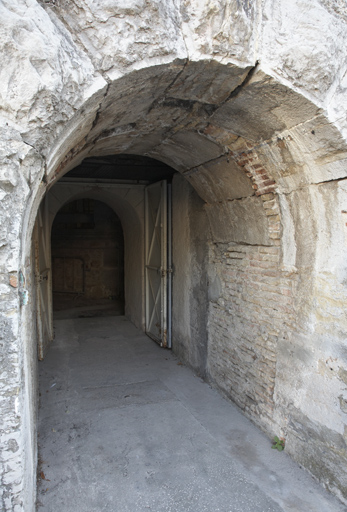 Ancien pertuis monte-charge dans la face droite du bastion 4 vers le fossé : détail.