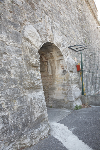 Ancien pertuis monte-charge dans la face droite du bastion 4, issue vers le fossé.