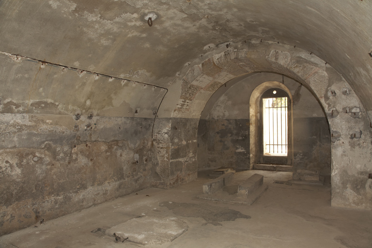 Souterrains de l'ancien pavillon d'entrée ouest : casemate à double profondeur et jour sur fossé.