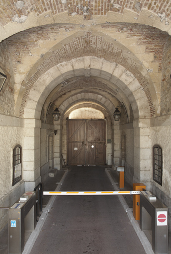 Passage d'entrée voûté d'arêtes de la porte du fort, vu depuis la place d'armes vers l'extérieur.