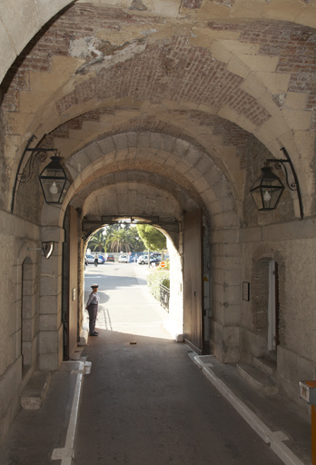 Passage d'entrée voûté d'arêtes de la porte du fort, vers la porte extérieure (arrière-voussure).