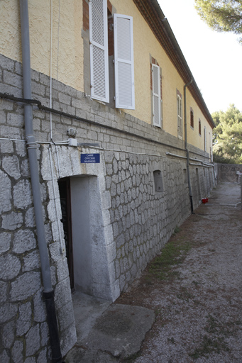 Quartier de casernement : bâtiments B (Caserne) talus du mur gouttereau postérieur.
