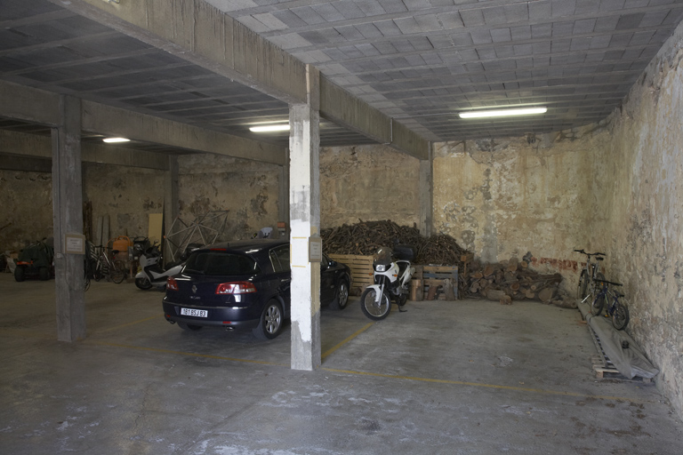 Emplacement et mur de terrassement d'isolement de l'ancien magasin à poudres. ; Souterrain-caverne.