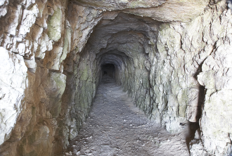 Souterrain-caverne, branche de galerie secondaire, vue du débouché dans la falaise.