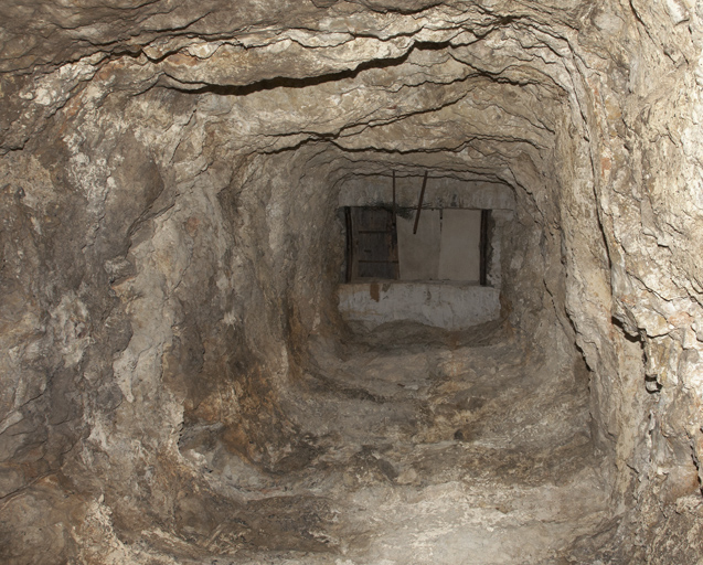 Souterrain-caverne, puits du monte-charge, vu du bas.