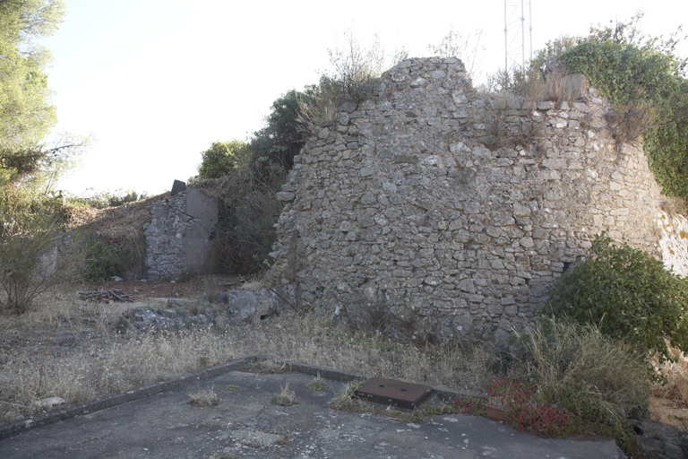 Vieux fort, arrachements bâtiment et vestiges du boulevard-batterie de la basse-cour.