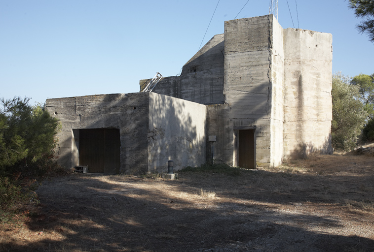 Poste de direction ou Flackleitstand de la batterie allemande "Greif", vue de l'entrée du vieux fort.