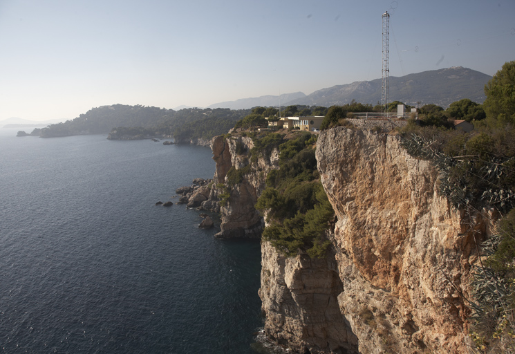 Ensemble du front de la falaise portant les batteries, vu du "donjon".