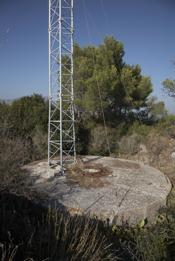 Vieux fort, ancien boulevard-batterie : pivot de cuve d'une pièce de 105mm allemande.