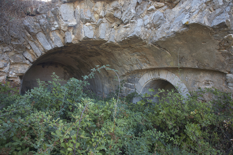 Vieux fort, ancien donjon : arrachement d'une casemate.