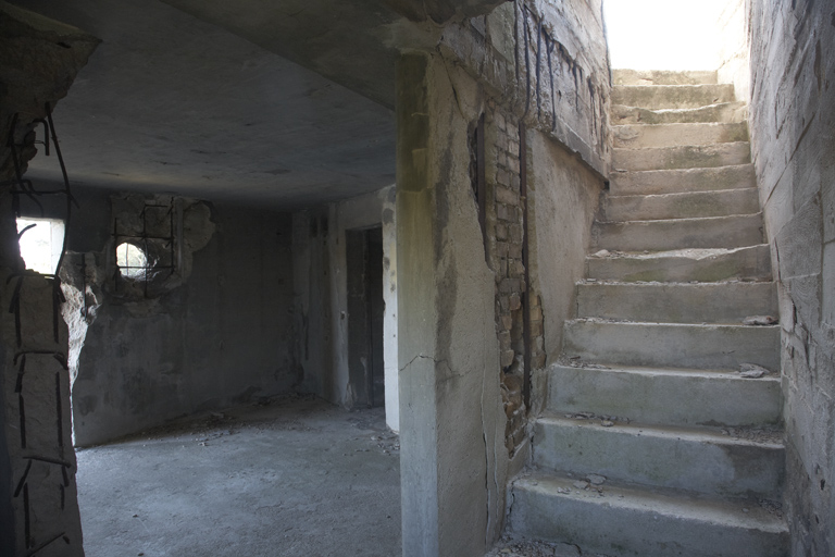 Poste de direction ou Flackleitstand de la batterie allemande "Greif", intérieur de l'étage et escalier.