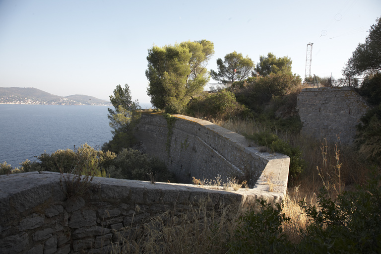 Vieux fort,  mur d'enceinte nord-est et vestiges de l'ancien donjon.