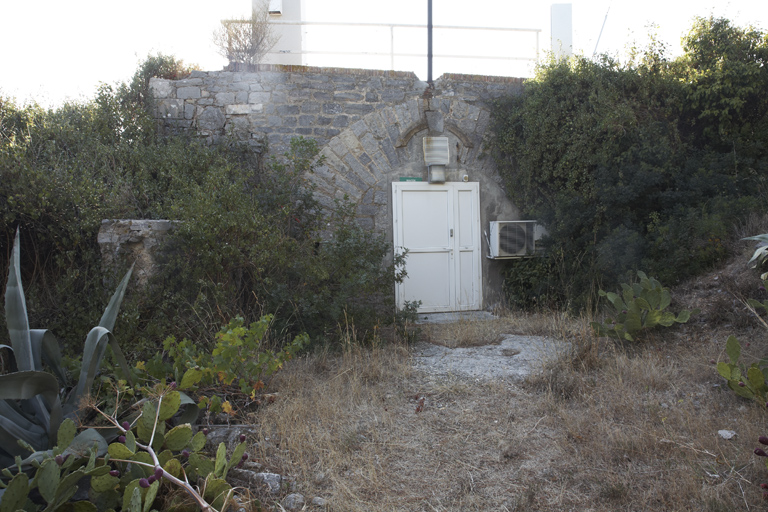 Vieux fort, ancien boulevard-batterie : façade de la traverse-abri de 1878.