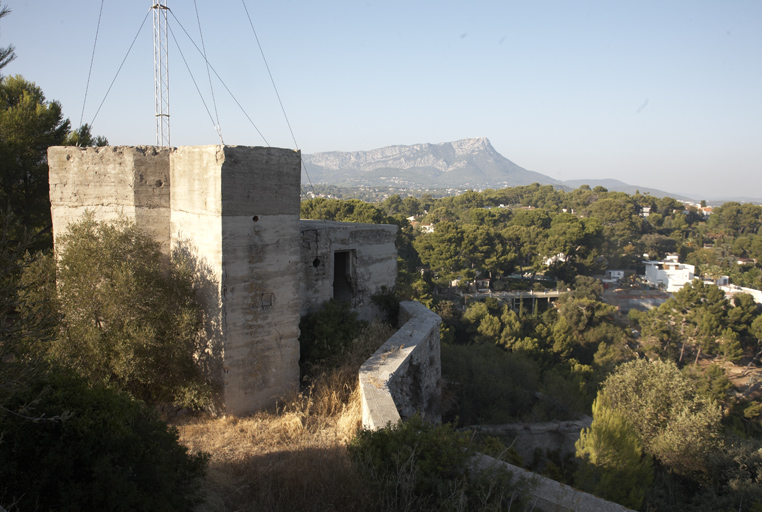 Poste de direction ou Flackleitstand de la batterie allemande "Greif", vue de l'ancien donjon.