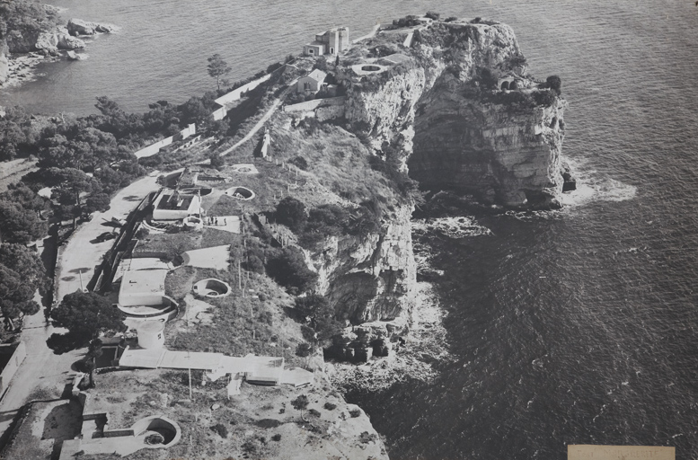 Vue aérienne du site vers 1960, avant installation du CROSSMED : ensemble des cuves de batteries.