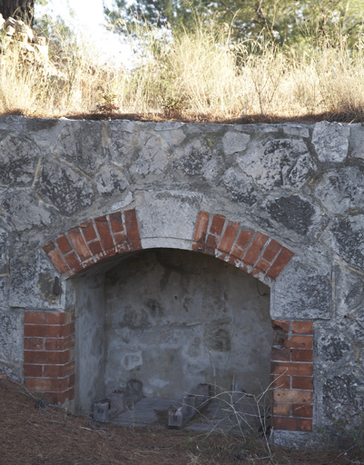 Batterie de 1891 : détail de niches à munition en façade d'une traverse-abri .