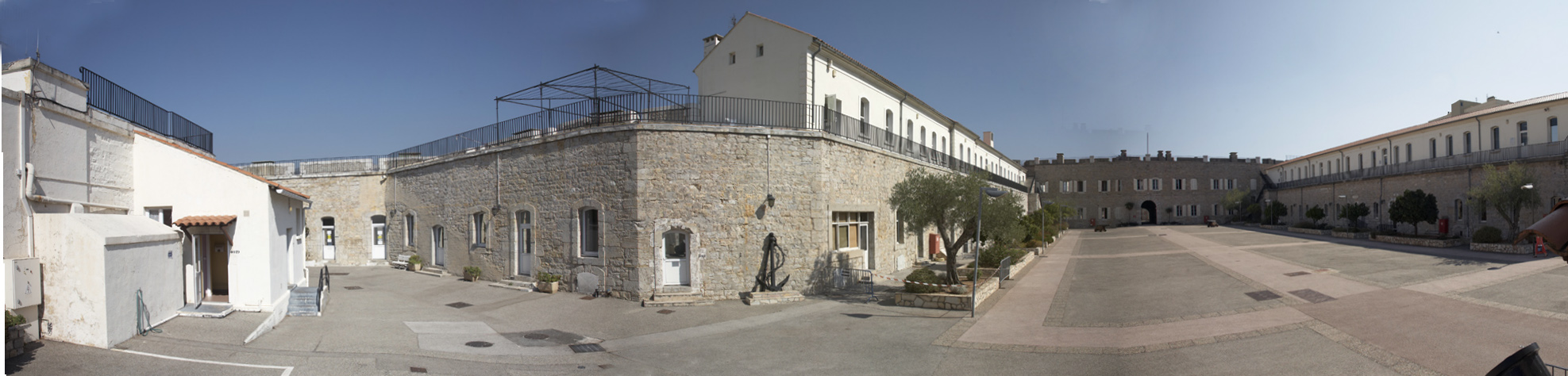 Entrée de la cour intérieure du bastion 4 et place d'armes.