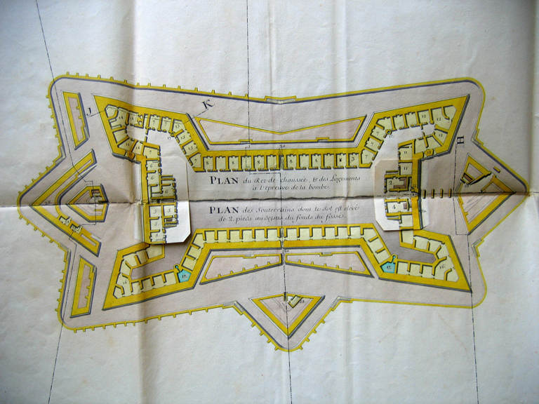[Fort Lamalgue]. Plan du rez de chaussée et des logements à l'épreuve de la bombe. Plan des souterrains dont le sol est élevé de 2 pieds au dessus du fonds du fossé. 1750.