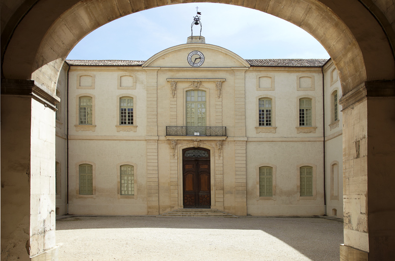 Cours d'honneur : vue générale de la façade est.