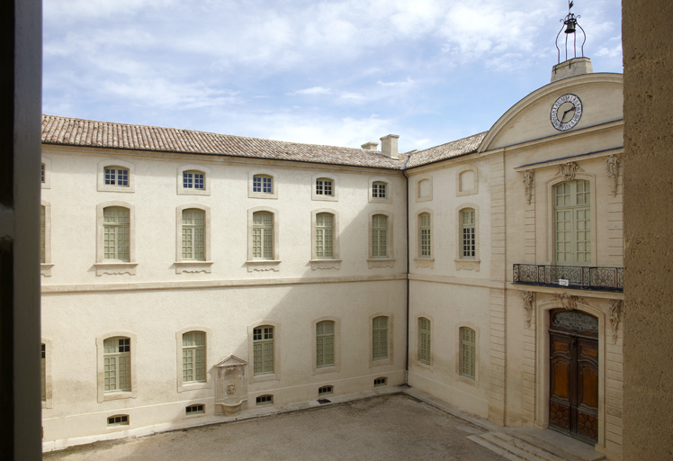 Cour d'honneur : vue d'ensemble des façades est et nord.