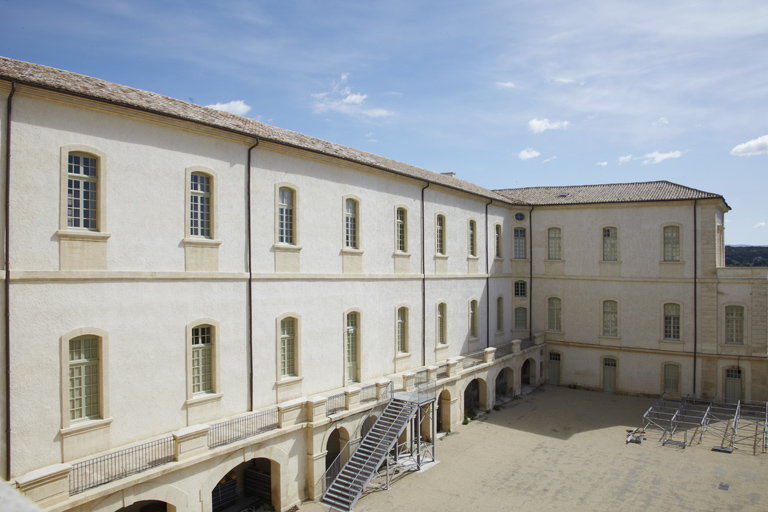Cour sud : vue de la façade sud.