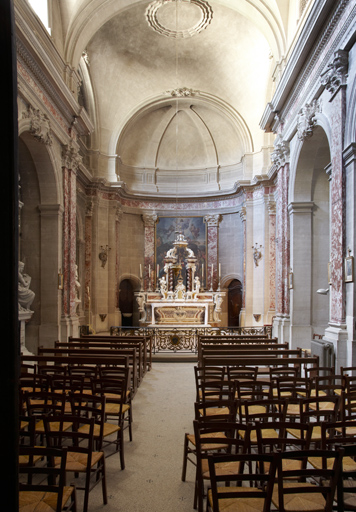 Chapelle : vue intérieure vers le choeur.