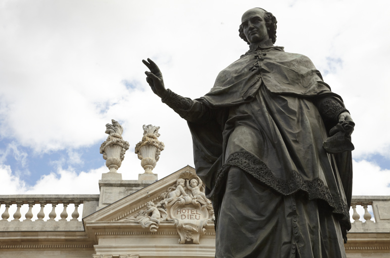 Façade ouest : détail, au premier plan statue de Mgr Inguimbert.