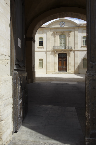 Cour d'honneur : vue depuis le parvis.