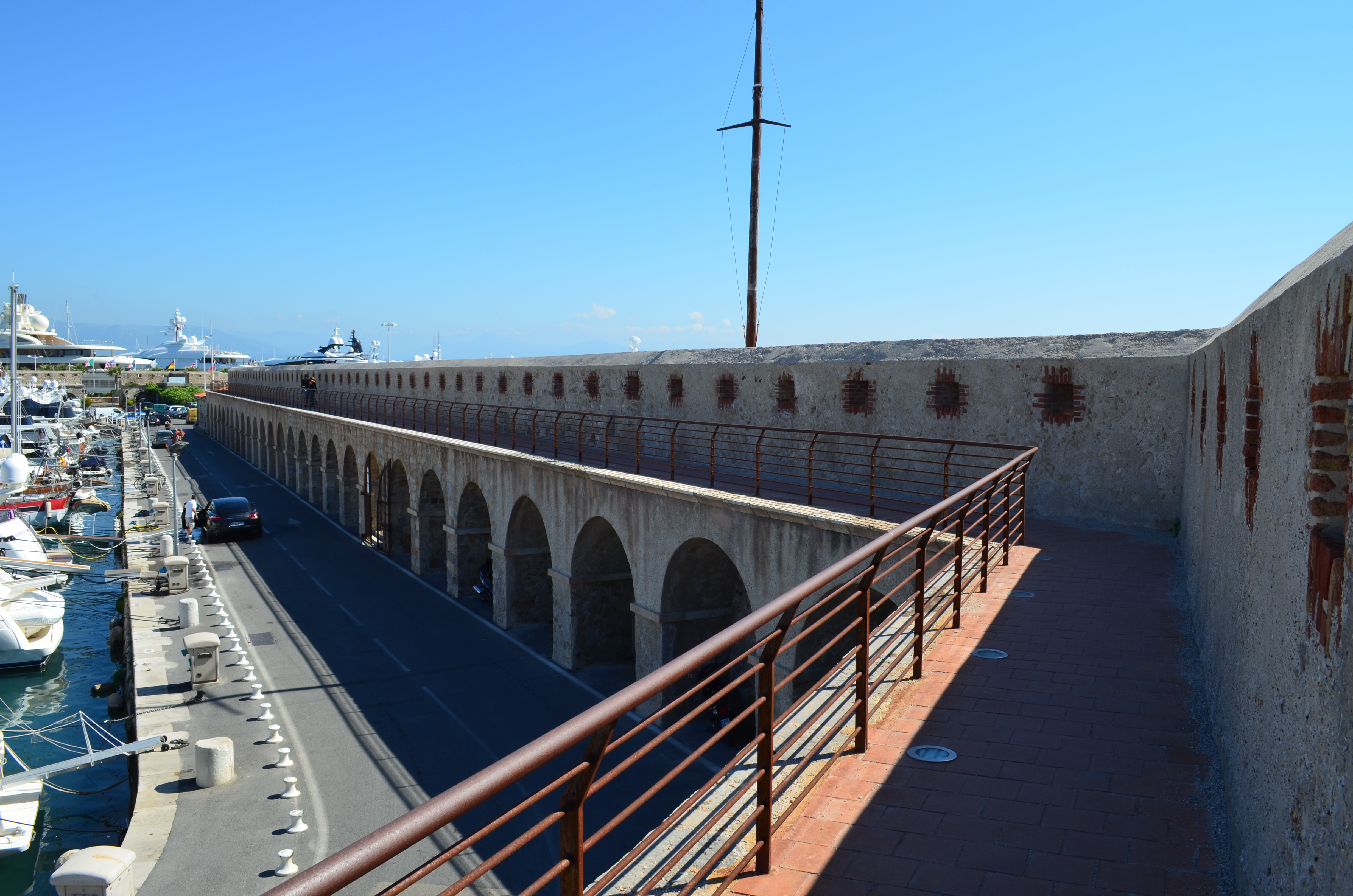 Vue du quai Rambaud et fortification du bastion Saint Jaume, port Vauban à Antibes.