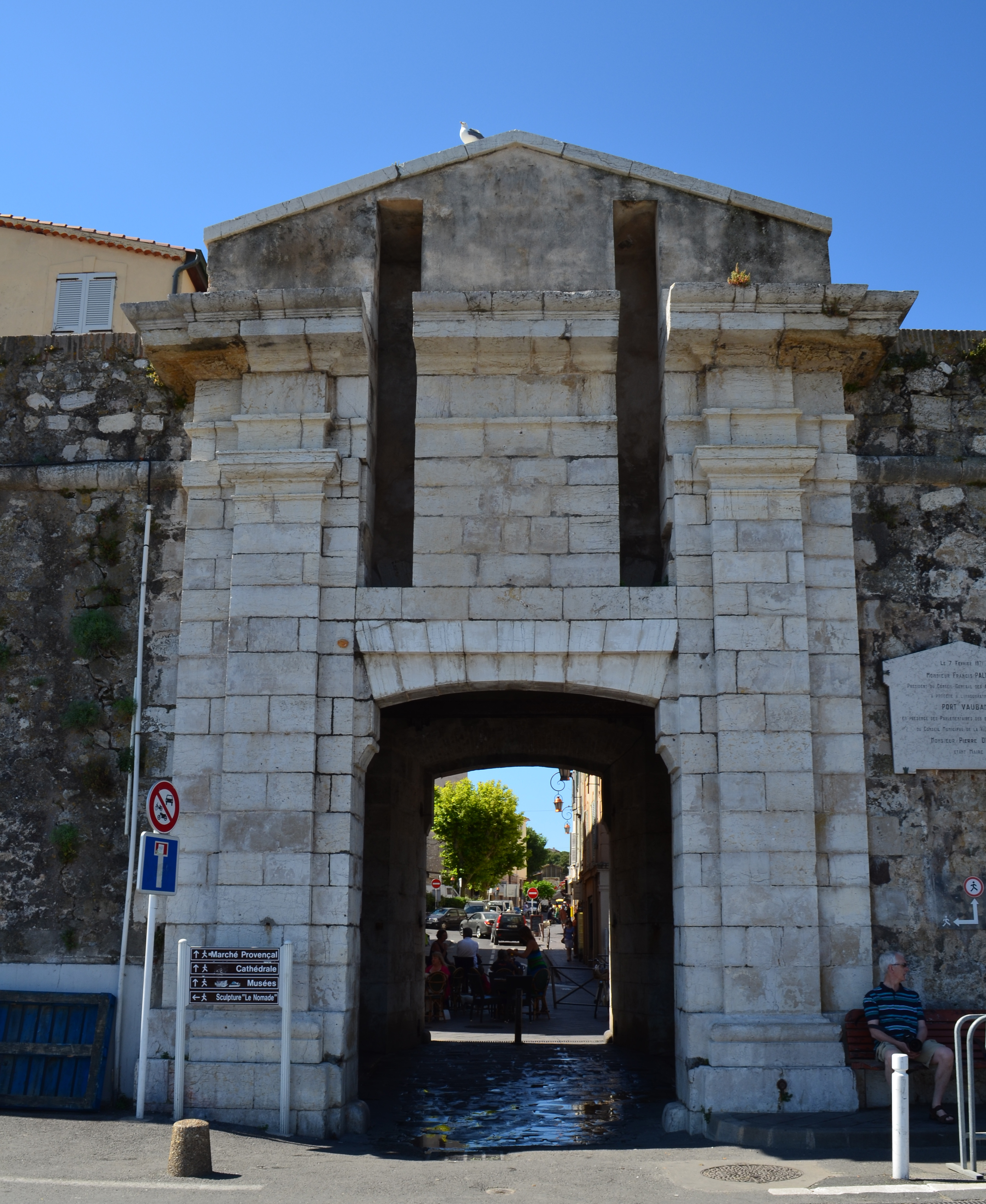 Vue de la porte marine depuis le port Vauban à Antibes.