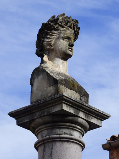 Vue de trois-quart droit.