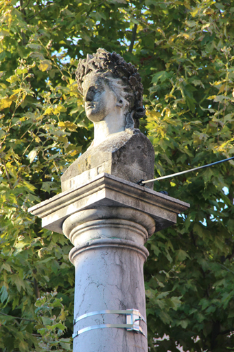Vue de trois-quart gauche.