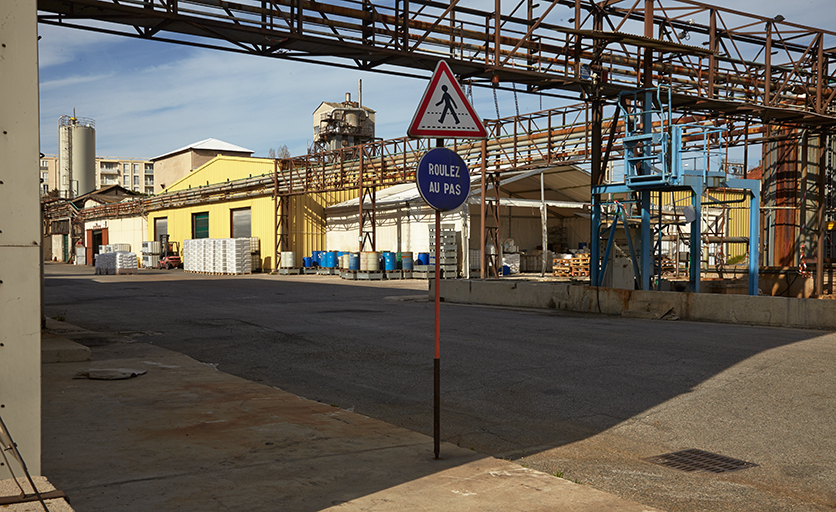 Dans les rues de l'usine. Au fond les bâtiments de production des détergents.