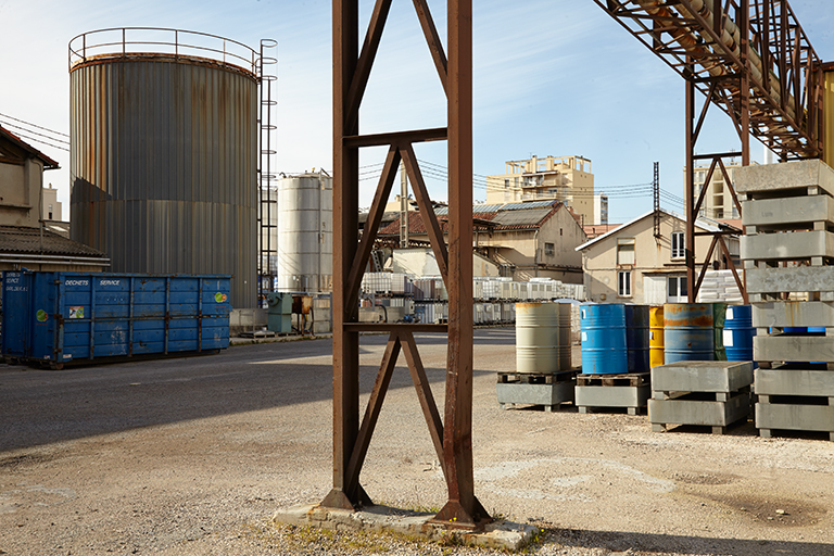 Dans les rues de l'usine.