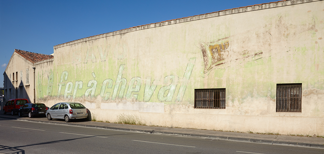 Peinture publicitaire à côté de l'entrée de l'usine.