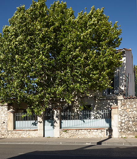 La grille du bâtiment de direction.