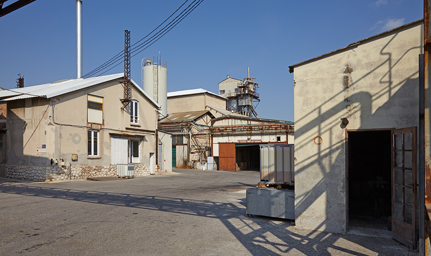 Au coeur de l'usine : à droite le bâtiment de l'actuelle chaudière, au fond l'unité de production des détergents.